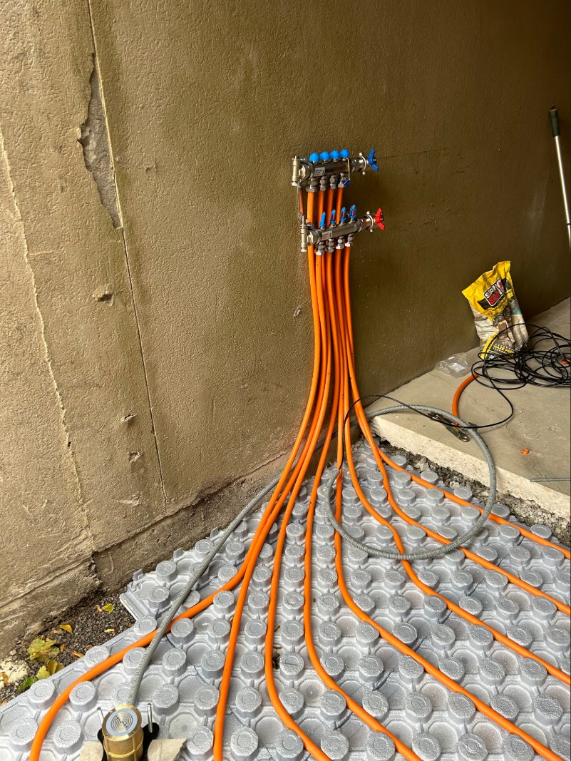 Hydronic snow melting manifold and piping installation