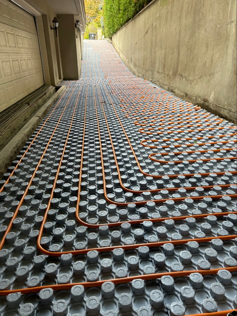 Snow melting tubing installation