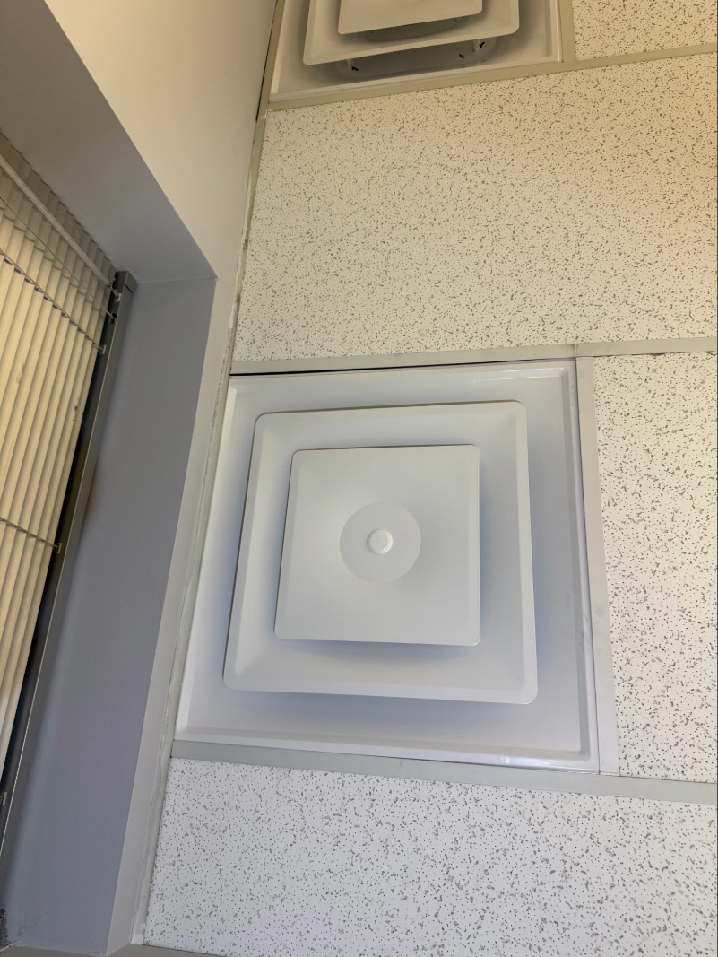 Air diffuser and ventilation outlet installation